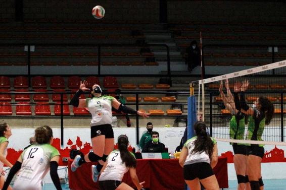 El Extremadura Arroyo, liderado por una gran Sandell, suma un punto tras ceder 3-2 ante Torrelavega