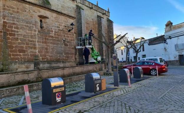 El ayuntamiento coloca las luces de navidad y prescinde del encendido