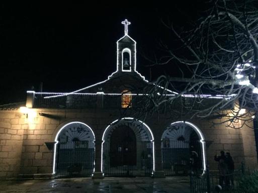 El alumbrado navideño adorna la ermita de la Virgen de la Luz
