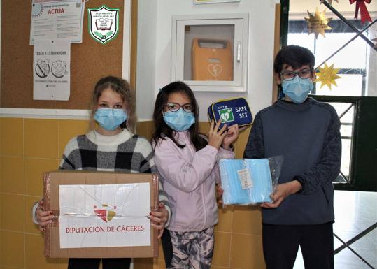 El CEIP Ntra. Sra. de la Luz recibe de la Diputación de Cáceres un desfibrilador automático y 850 mascarillas quirúrgicas