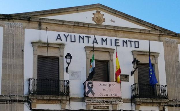 Las banderas del ayuntamiento de Arroyo de la Luz a media asta en recuerdo de Charo Cordero, presidenta de la Diputación de Cáceres