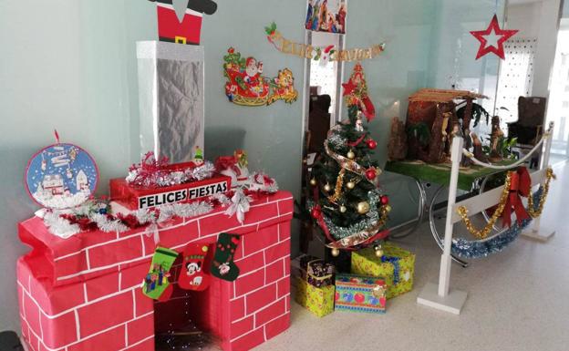 Los trabajadores de la residencia de mayores elaboran un programa navideño para los residentes