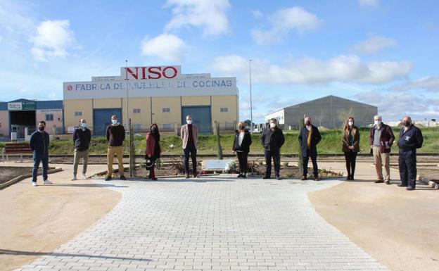 Un minuto de silencio en memoria del primer aniversario del inicio de la pandemia en Arroyo de la Luz