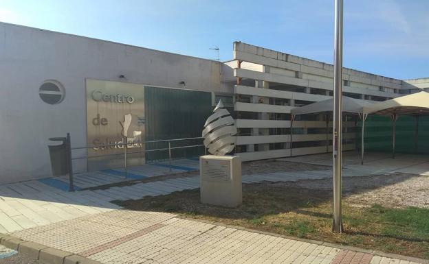 Los mayores de 80 años desplazados que quieran vacunarse en Arroyo deberán notificar sus datos al Centro de Salud