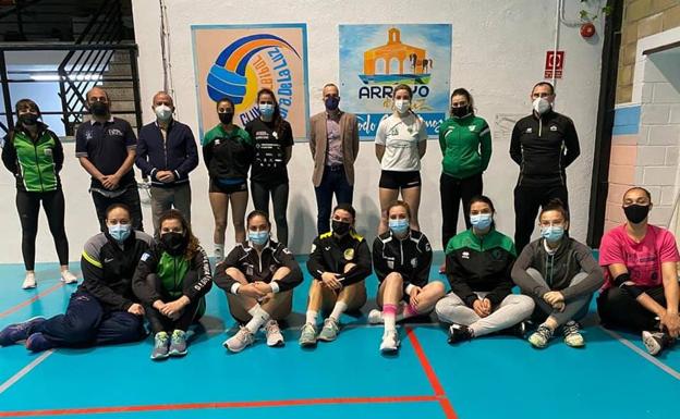 El alcalde arroyano, Carlos Caro, despidió al Extremadura Arroyo antes de viajar para la fase de ascenso