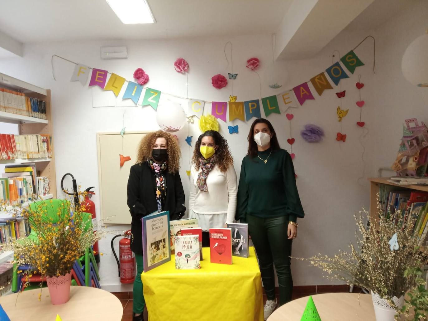 La Mancomunidad Tajo Salor dona a la biblioteca arroyana una colección de cuentos para el 'Rincón de la Igualdad'