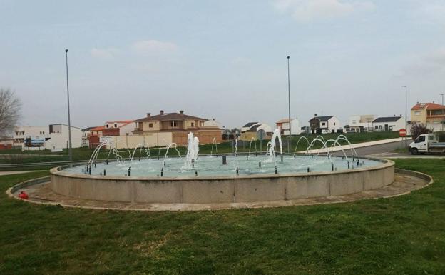 El Ayuntamiento recupera las fuentes de la rotonda y del Santo para embellecer la localidad