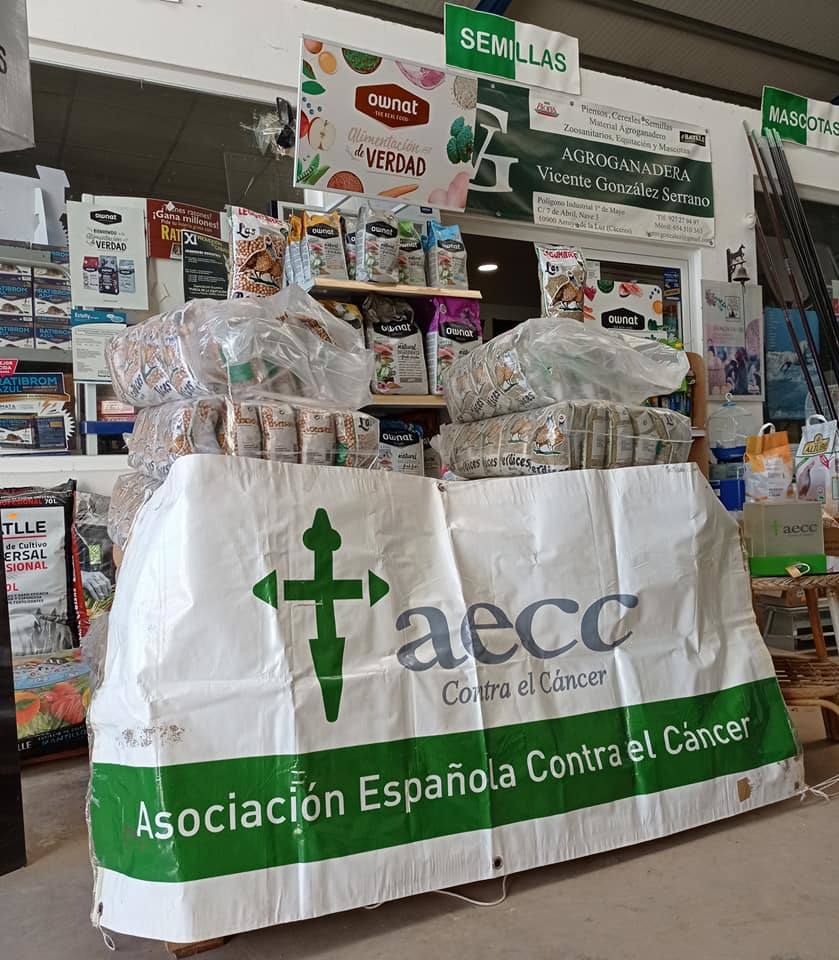 El arroyano Vicente González dona 500 kg de comida a la AECC