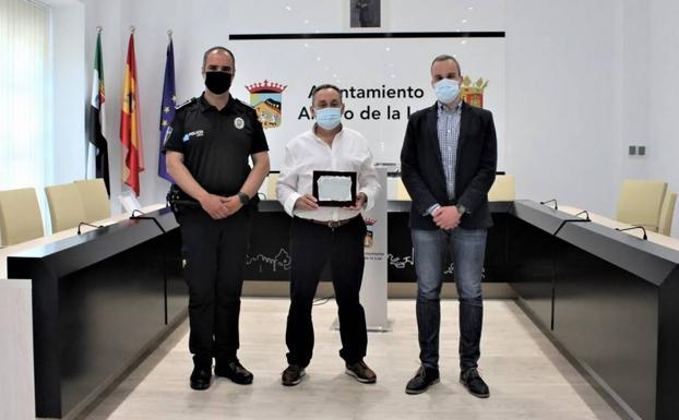El Ayuntamiento homenajea al Policía Local Virgilio Carrero en su jubilación tras 36 años de servicio en la localidad