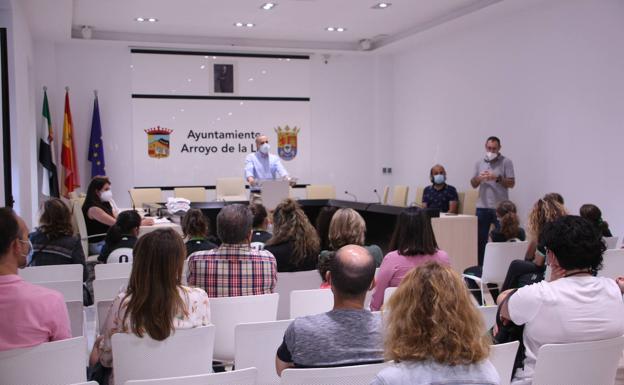 El Ayuntamiento recibe al equipo alevín de voleibol tras su victoria en el campeonato de Extremadura