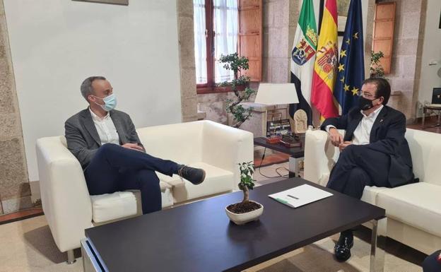 Carlos Caro, alcalde de Arroyo de la luz, se reúne con el presidente de la Junta de Extremadura