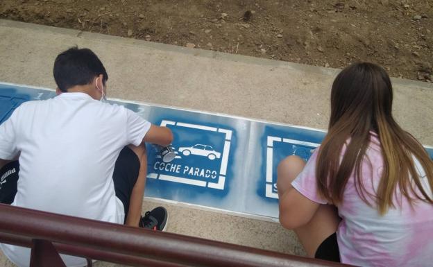 Los centros escolares pintan pictogramas para explicar los pasos de peatones a los alumnos con TEA