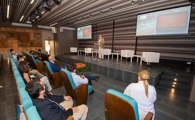 Carlos Carlos apunta a los pueblos cacereños como «perfectos anfitriones» para acoger empresas y teletrabajo y reclama una fiscalidad positiva para esas empresas