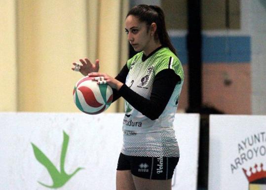 María Carrero da el pistoletazo a las renovaciones de las canteranas en el Extremadura Arroyo