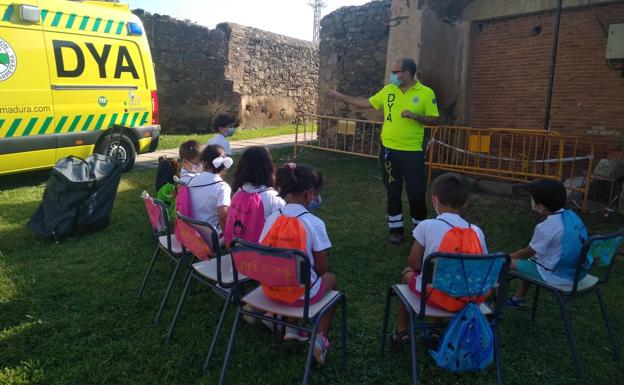 DYA forma en primeros auxilios a los niños que participan en el programa Diviértete Extremadura