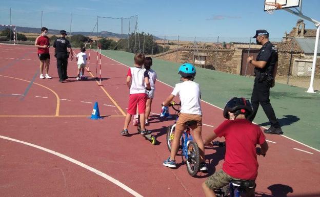 Los niños del proyecto Diviértete Extremadura aprenden sobren normas viales