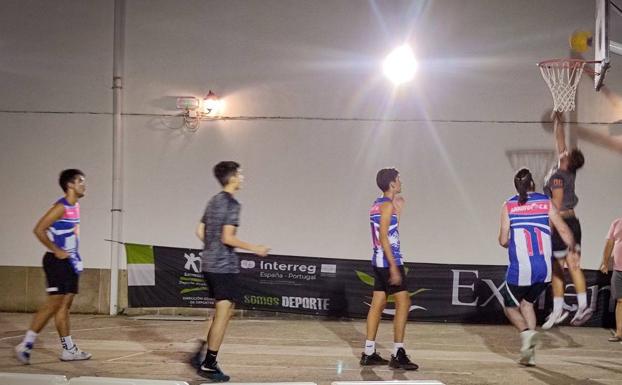 El torneo solidario 3x3 local recauda un total de 569 euros para las familias CMV