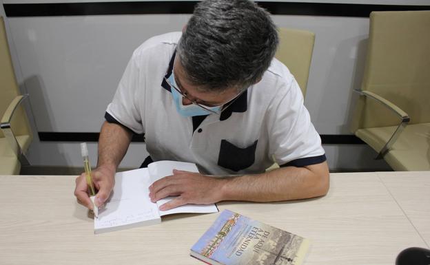 Francisco Javier García firma su libro 'De aquí a la eternidad. Estudios de historia arroyana 2'