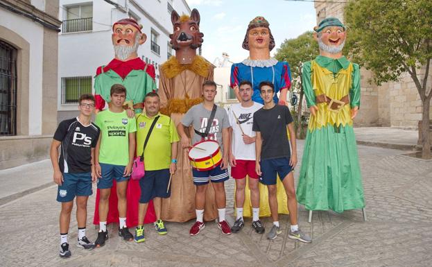 Arroyo de la Luz recupera sus tradicionales cabezudos