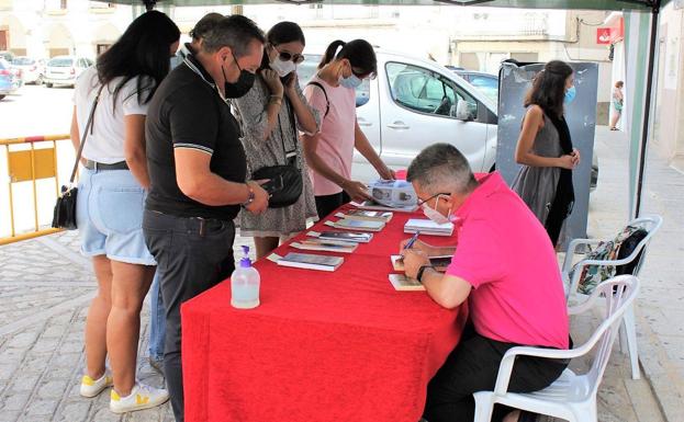 Francisco Javier García Carrero, cronista arroyano, firma unos 100 ejemplares de su libro 'De aquí a la eternidad. Estudios de historia arroyana 2'