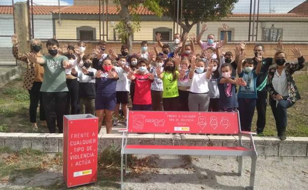 Los centros escolares reciben el mobiliario urbano del concurso de eslóganes frente a la violencia de género