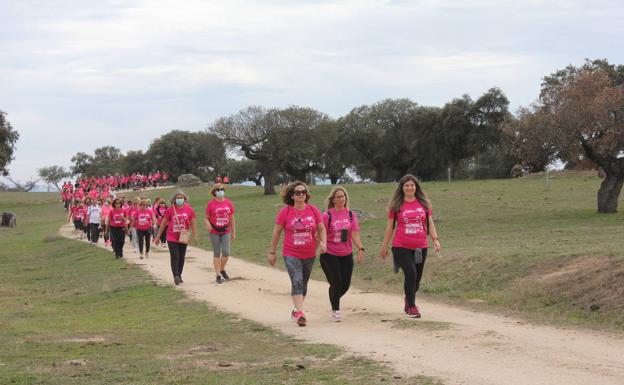 Arroyo de la Luz volvió a teñirse de rosa por el Día Mundial del Cáncer de Mama