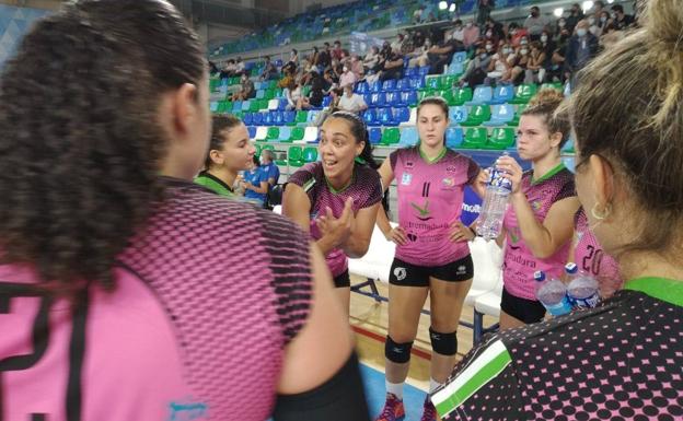 El Extremadura pierde 3-0 y cede el liderato ante un sólido Cuesta Piedra