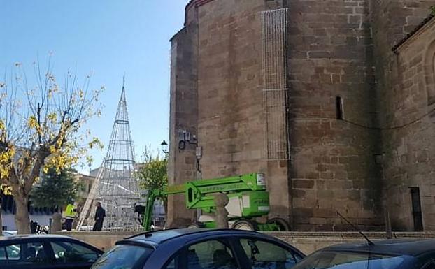 Comienza a colocarse la iluminación navideña en la Plaza de la Constitución de Arroyo de la Luz