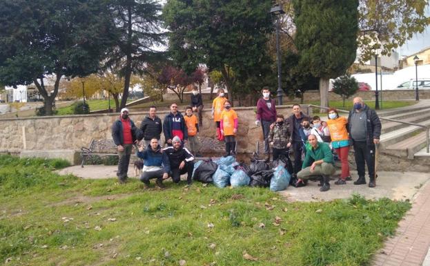 Recogidas 16 bolsas de basuras en la limpieza del río Pontones