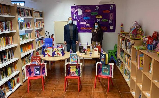 Libros, punto violeta, cuentacuentos y plantación de semillas para luchar contra la violencia de género