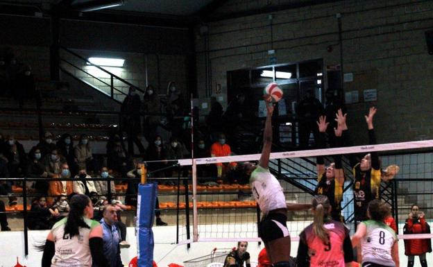 Rotunda victoria Extremadura Arroyo ante el Voley Sanse (3-0), una semana antes del derbi regional