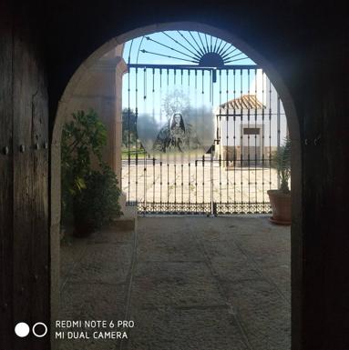 La Cofradía de la Virgen de la Luz instala una puerta automática en la entrada sur del Santuario