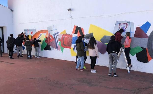 El IES Luis de Morales participa en un mural por la igualdad en el NCC