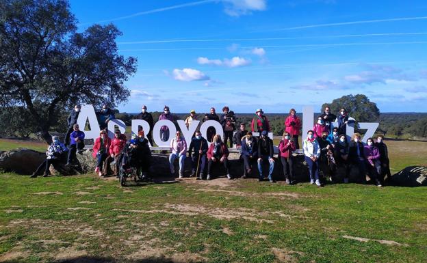 Los asistentes a la 'Ruta por la historia de la Dehesa' disfrutaron de una fantástica mañana en la naturaleza