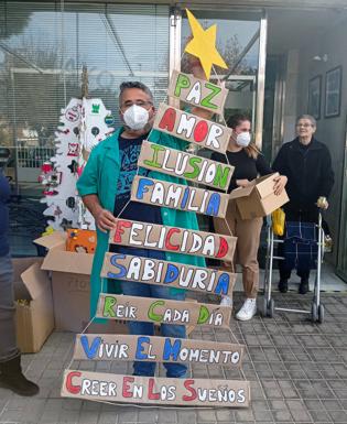 Los alumnos de la Escuela Profesional 'Emplea-T Tajosalor' entrega adornos navideños en la residencia de mayores de Arroyo de la Luz