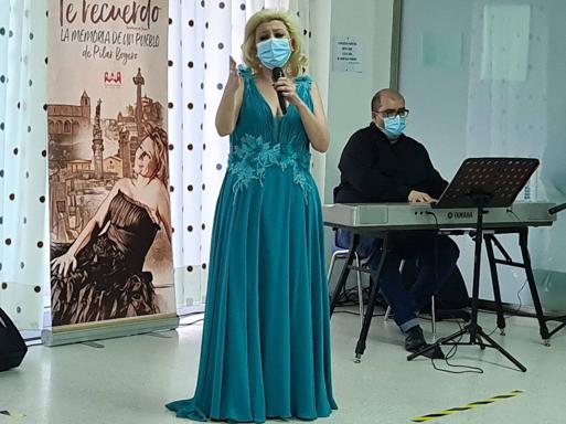 Emocionante actuación de Pilar Boyero en la residencia de mayores de Arroyo de la Luz