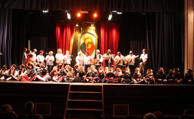 El Público arropa a los grupos que participan en la X Gala de Navidad