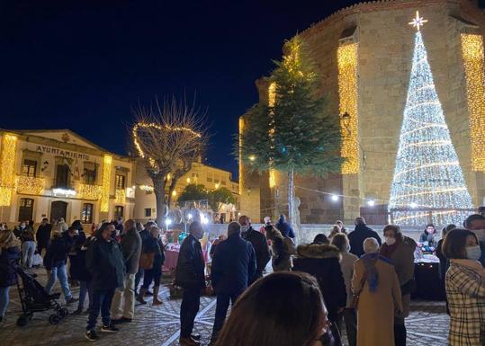 El Mercado Navideño Nocturno congregó a un gran número de arroyanos en la plaza