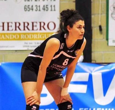 La mítica exjugadora del Extremadura Arroyo Gala Clemente, madrina del club en 2022