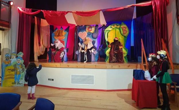 Los Reyes Magos recibieron a los pequeños arroyanos en el Corral de Comedias