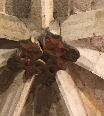 Cierra la iglesia de la Asunción tras el desprendimiento de una piedra de una de las bóvedas