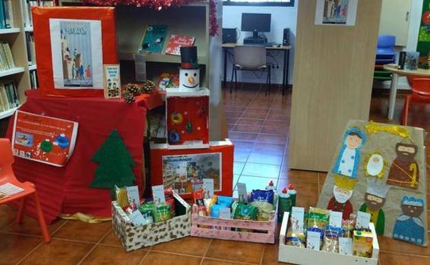 Finaliza la campaña que intercambia marcapáginas por kilos de alimentos en Arroyo de la Luz