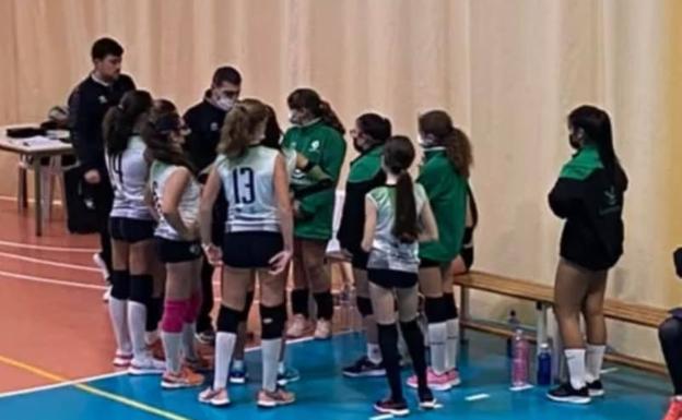 La cantera del voleibol arroyano sigue trabajando tras el parón navideño