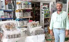 Vicente González sigue con la campaña de venta de legumbres en favor de la AECC