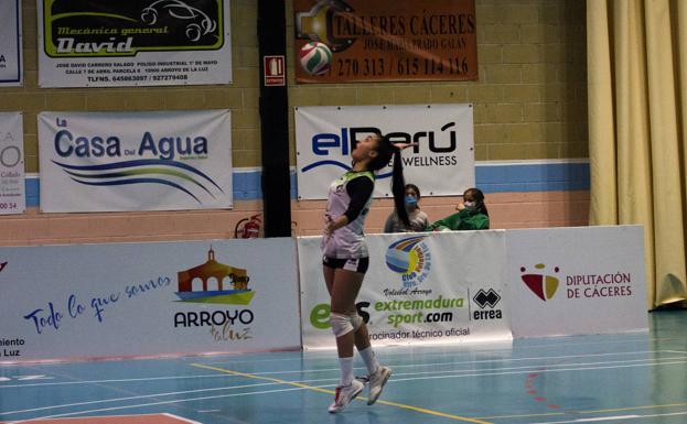 Castaño lidera la trabajada victoria (3-1) del Extremadura Arroyo ante Torrelavega