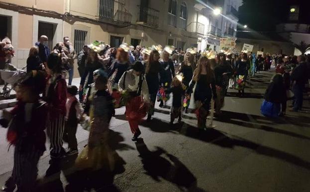 Las comparsas llenaron de vida las calles de Arroyo de la Luz durante la celebración del Carnaval