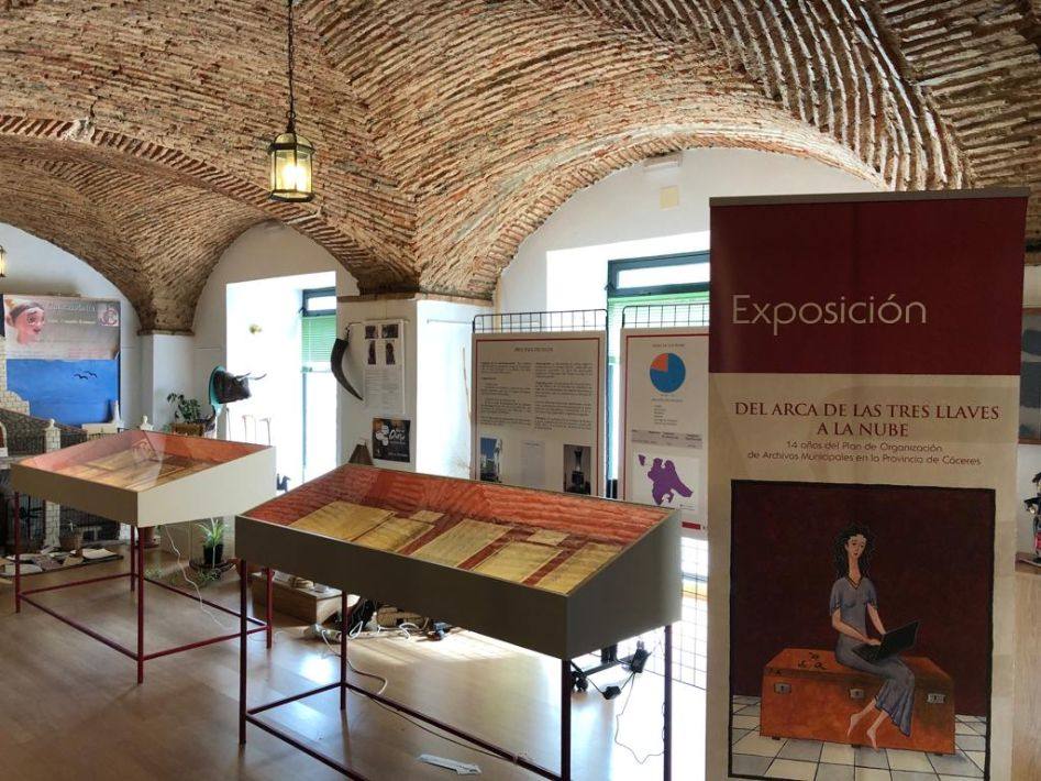 La exposición 'Del Arca de las tres llaves a la nube' llega a la Oficina de Turismo de Arroyo de la Luz