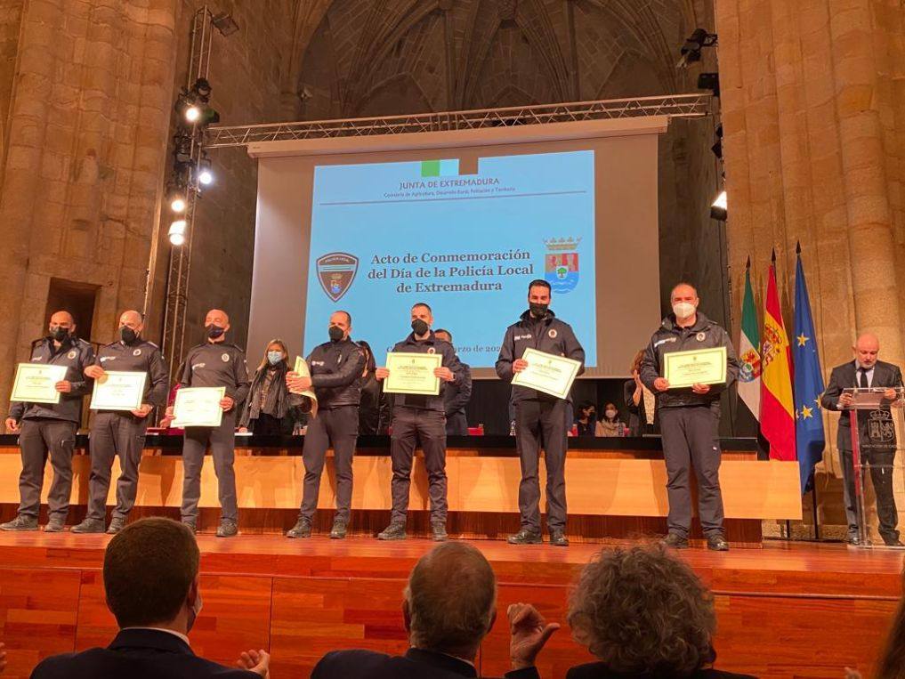 Manuel Berrocal recibe en Cáceres el diploma en categoría de Oficial de la Policía Local