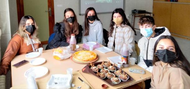 Los alumnos de 4º de ESO de francés del colegio Ntra. Sra. de los Dolores celebran 'La Chandeleur'