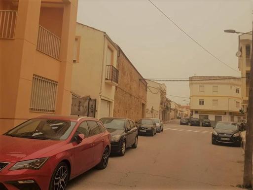 La calima tiñe de naranja Arroyo de la Luz